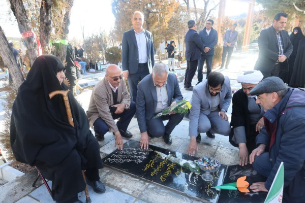 برگزاری آیین «میهمانی لاله‌ها» در ۳۰۹ گلزار شهدای استان