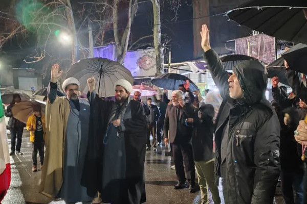 مردم شهرستان صحنه در هوای بارانی هم به میدان آمدند