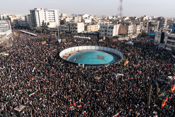 مراسم بیعت با آیت‌الله سید مجتبی خامنه‌ای با حضور جمع کثیری از مردم