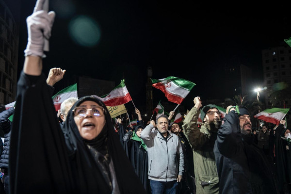 تجمع شبانه مردم در حمایت از ایران ادامه دارد