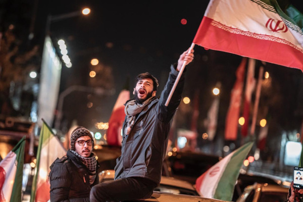 تجمع شبانه مردم در حمایت از ایران ادامه دارد