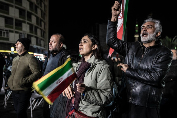 تجمع شبانه مردم در حمایت از ایران ادامه دارد