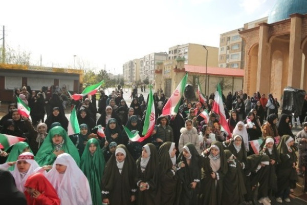 مراسم اهتزاز پرچم امام رضا (ع) بر فراز شهر همدان