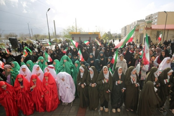 مراسم اهتزاز پرچم امام رضا (ع) بر فراز شهر همدان