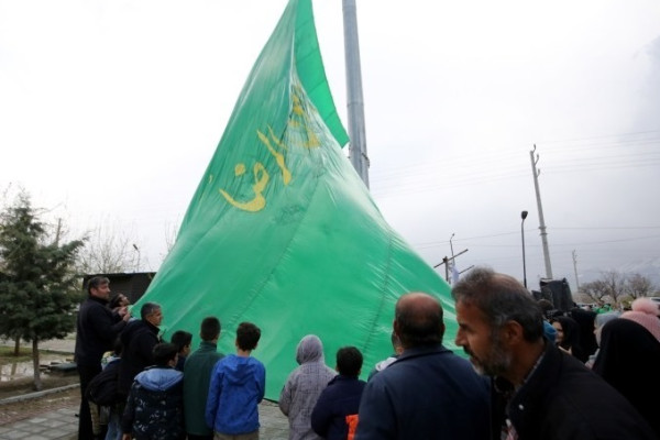 مراسم اهتزاز پرچم امام رضا (ع) بر فراز شهر همدان