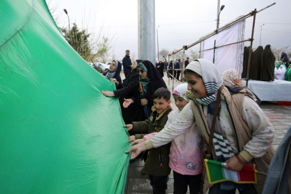 مراسم اهتزاز پرچم امام رضا (ع) بر فراز شهر همدان