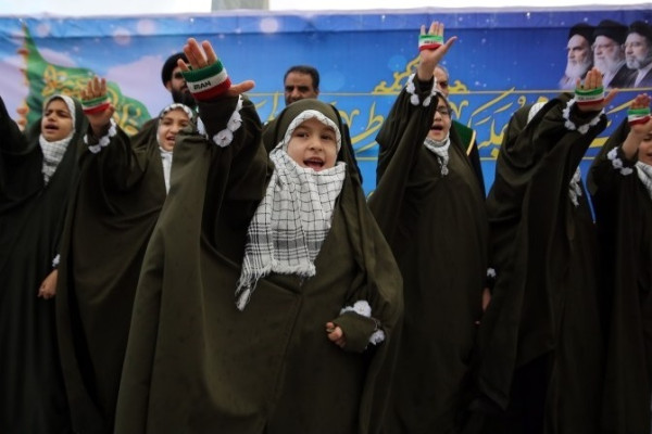 مراسم اهتزاز پرچم امام رضا (ع) بر فراز شهر همدان