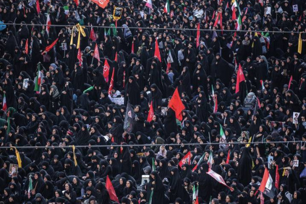 اقامه نماز بر پیکر رهبر شهید ایران