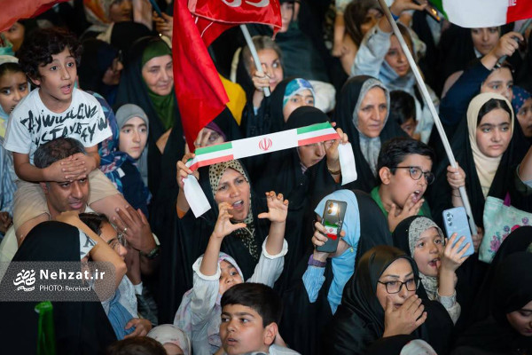 «محفل ستاره‌ها» در میدان انقلاب برپا شد