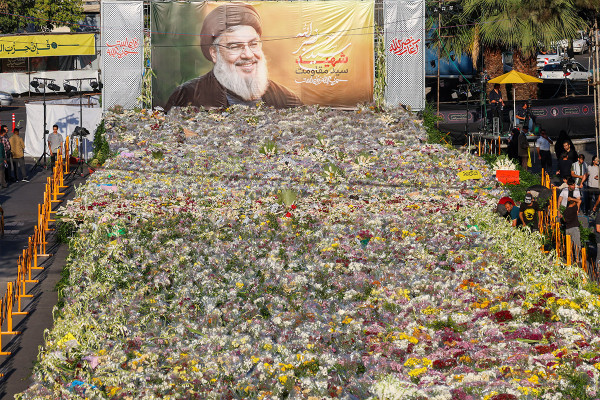 ادای احترام به مقام شهید سید حسن نصرالله