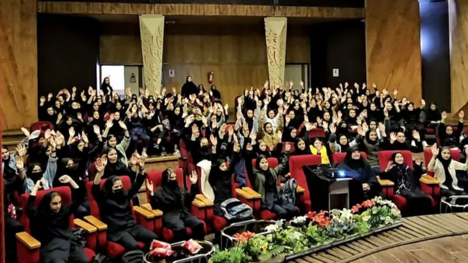 اکران فیلم "باغ کیانوش" برای دختران دانش آموز در اردبیل