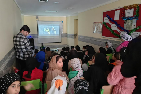 اکران فیلم باغ کیانوش در روستای چنگوله از توابع مهران