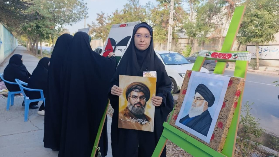 دیوار نگاری با موضوع «جبهه مقاومت» توسط دختران حاج قاسم پارس آباد