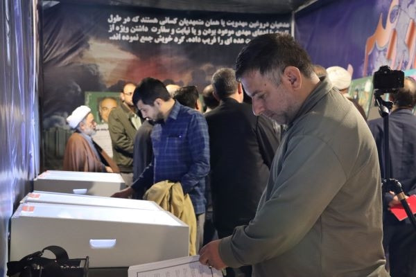 بازدید مدیرکل فرق و مذاهب سازمان تبلیغات اسلامی از نمایشگاه «پیچک انحراف» در تبریز