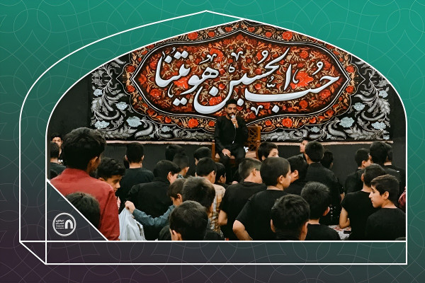 همراه با هیئت «قاسم ابن الحسن» که دانش‌آموزان را برای امور فرهنگی کنار هم جمع کرده است