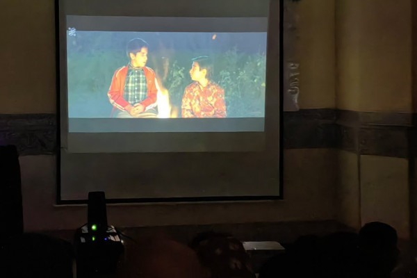 اکران فیلم باغ کیانوش در روستای چنگوله از توابع مهران