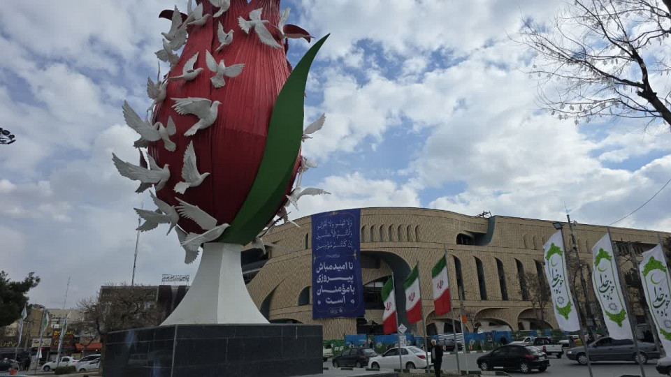 اهتزاز پرچم زندگی با آیه ها در قلب شهر اراک