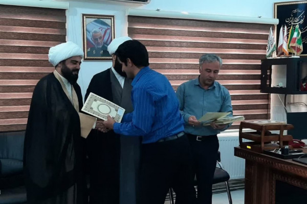 تقدیر از کارمندان فعال طرح زندگی با آیه ها در مهران
