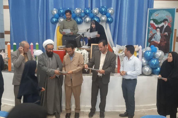 تجلیل از دانش آموزان فعال نهضت زندگی با آیه ها در شهرستان بدره