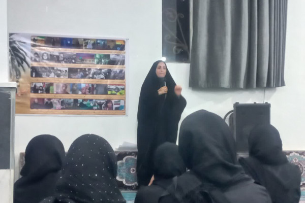برگزاری مراسم پرده خوانی محرم در هیئت خواهران روستای دولگلاب، شهرستان بدره