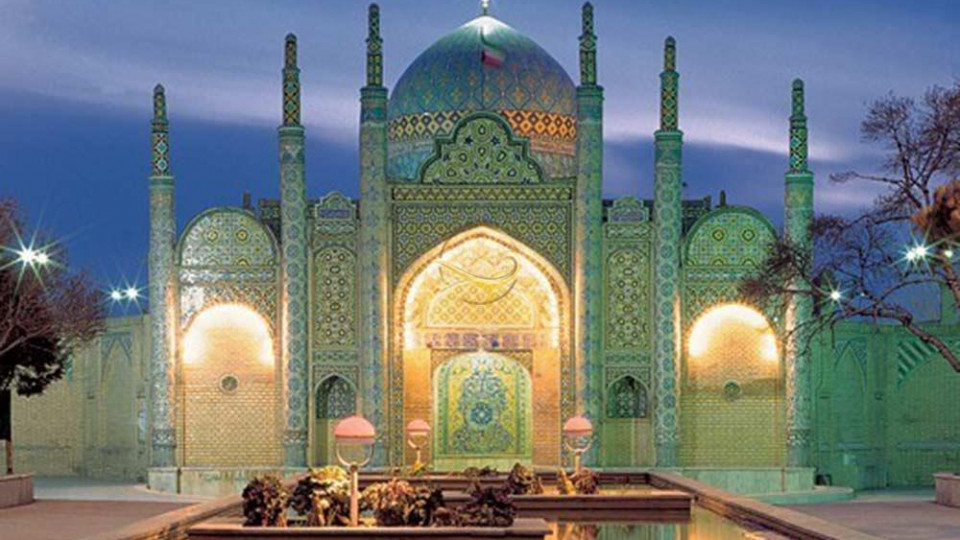 مثل مادر پای حق می ایستیم