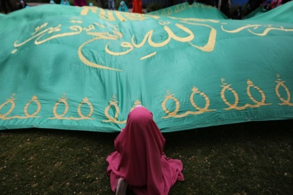 مراسم اهتزاز پرچم رضوی بر فراز همدان