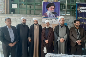 میز خدمت ادارات کرمانشاه در نماز جمعه به مناسبت هفته بسیج برپا شد