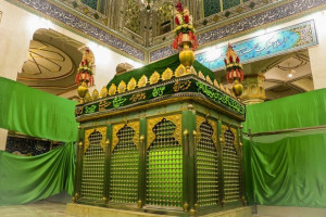 اهتزاز پرچم مشکی بر فراز گنبد حرم مطهر امامزاده سبزقبا دزفول